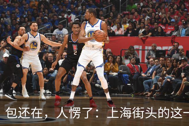 包还在，人愣了：上海街头的这一幕，比任何宣传片都管用